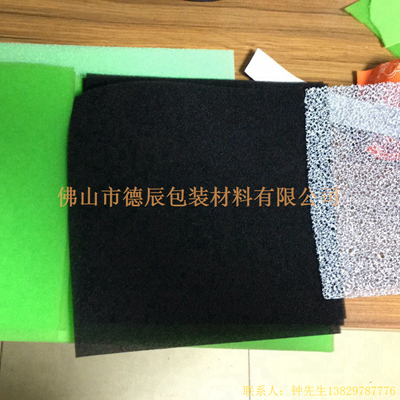 過濾海綿也稱網(wǎng)狀海綿，爆破海綿。聚氨酯過濾海綿由普通開孔軟泡高溫爆破開孔加工而成，爆破除掉了泡沫網(wǎng)絡之間原有的氣泡膜，得到了主體骨架網(wǎng)狀結(jié)構(gòu)。
過濾海綿的空隙率高達97%，具有優(yōu)異的透氣性、良好的柔軟性和較高的機械強度。
