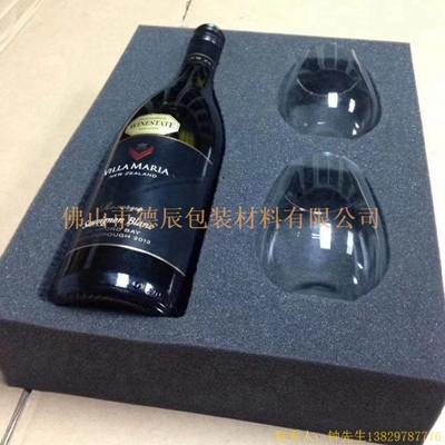 海綿內(nèi)托對(duì)各行各業(yè)產(chǎn)品起到絕緣、密封、防震、防塵、填充、隔音、固定，能夠保護(hù)包裝產(chǎn)品在運(yùn)輸過(guò)程中安然無(wú)恙，起到保護(hù)產(chǎn)品的一個(gè)作用，同時(shí)可以美化產(chǎn)品，提升產(chǎn)品檔次。